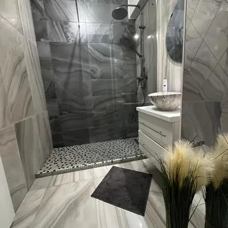 White Apartman Brassó